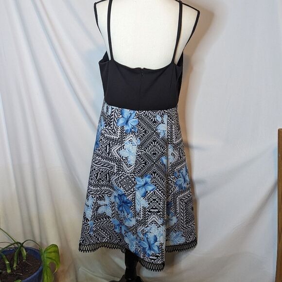 EUC - Guess! Floral and Geometric A Line Dress - 14 - Picture 4 of 5